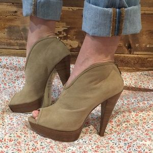 Bakers Katlyn peep toe bootie